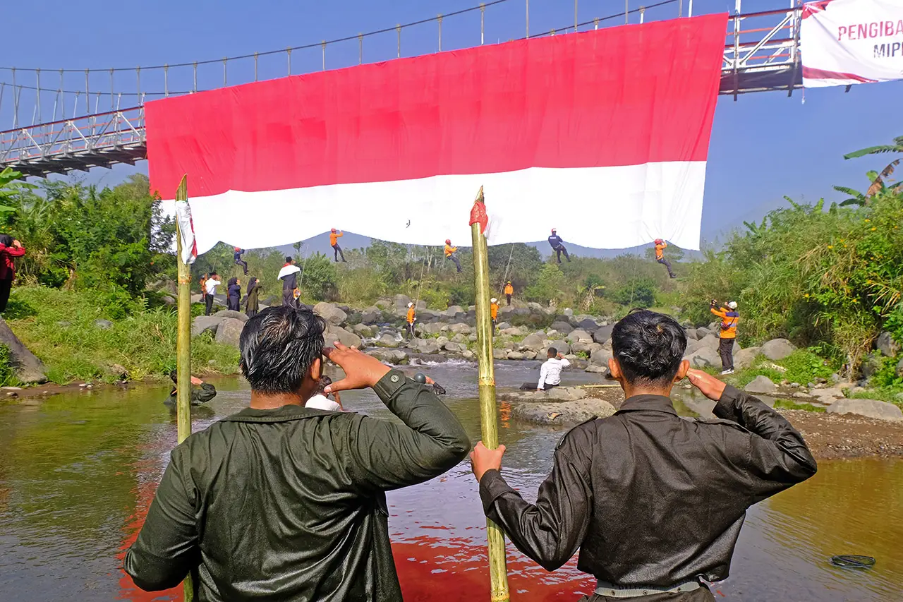 Sambut HUT RI, Bendera...