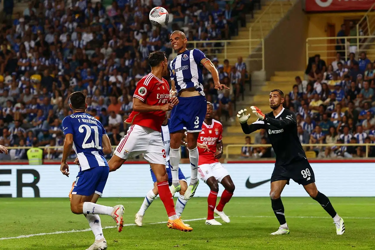 Aksi Benfica Hantam...
