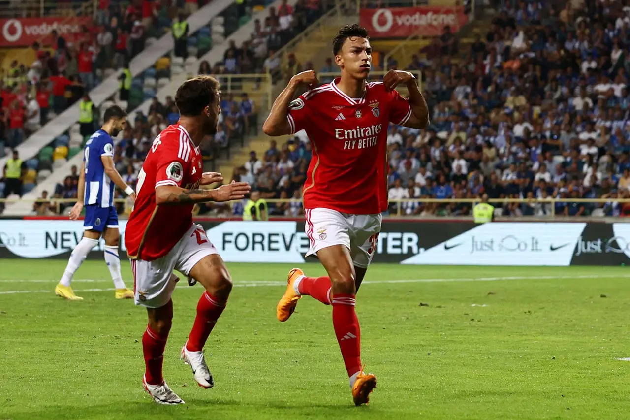 Aksi Benfica Hantam...