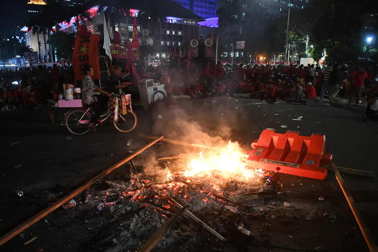 Aksi Buruh di Monas...