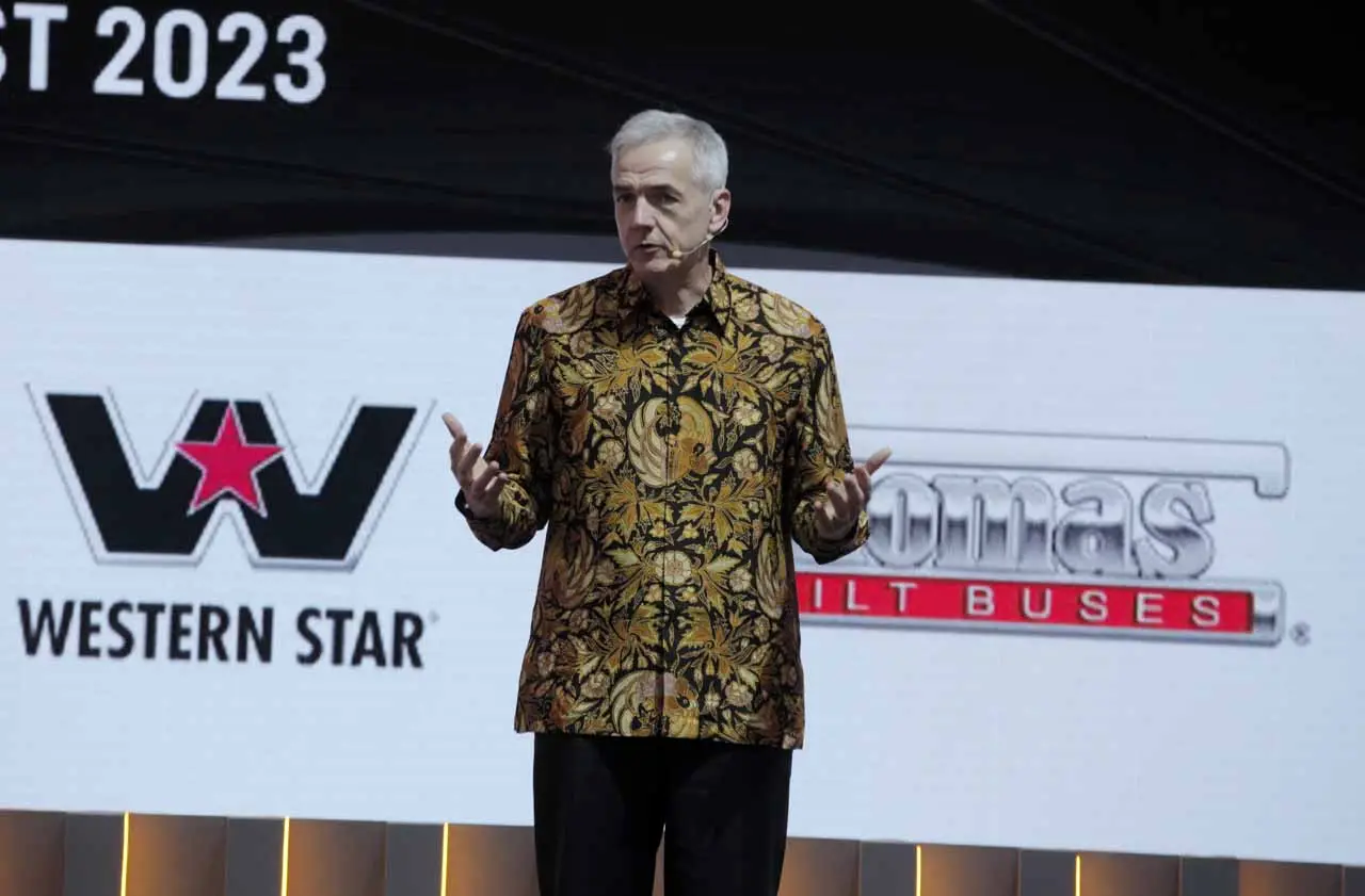 Mitsubishi Fuso Hadir...