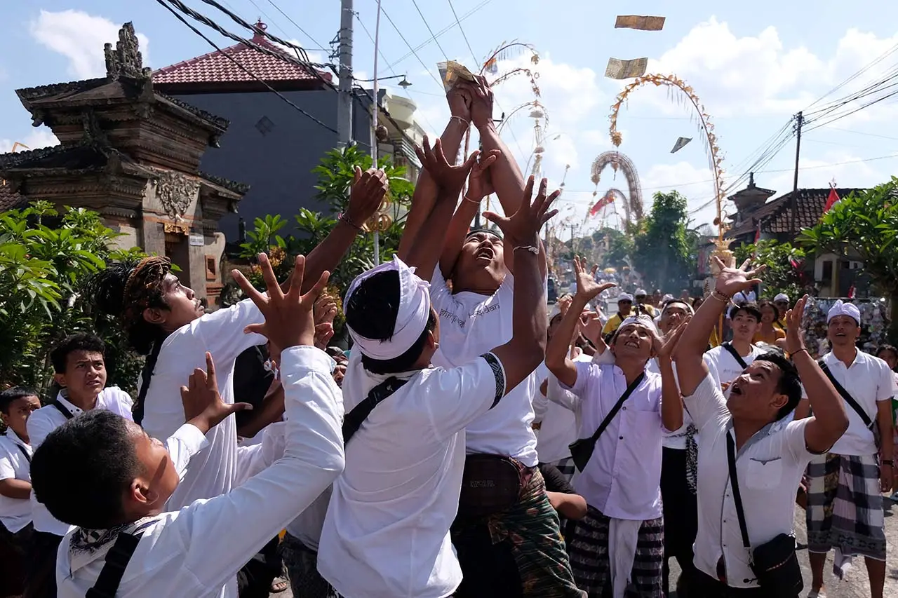Ratusan Warga Rebutan...
