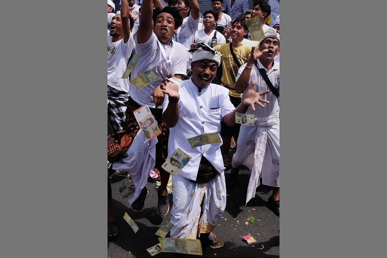 Ratusan Warga Rebutan...