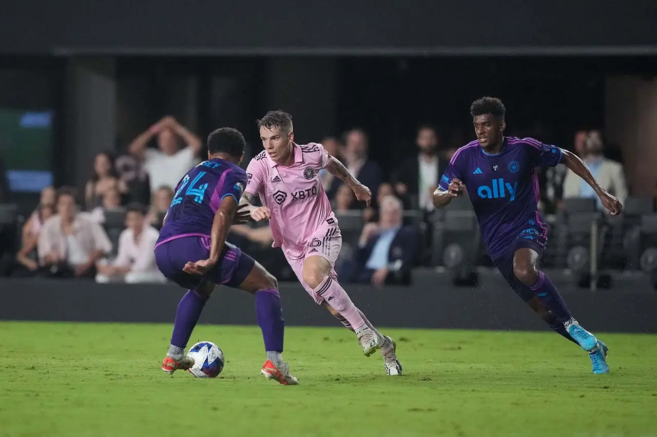 Messi Selebrasi Ala...