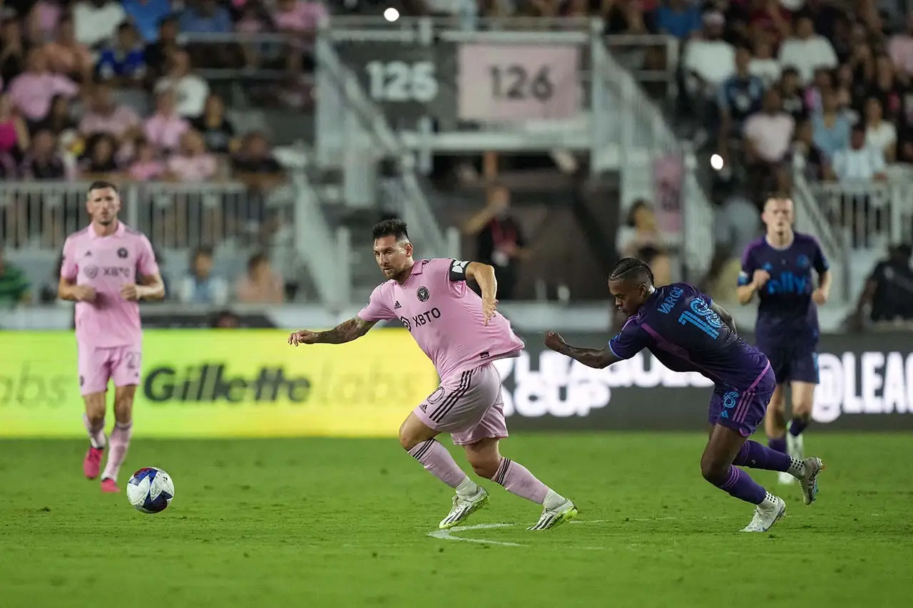 Messi Selebrasi Ala...