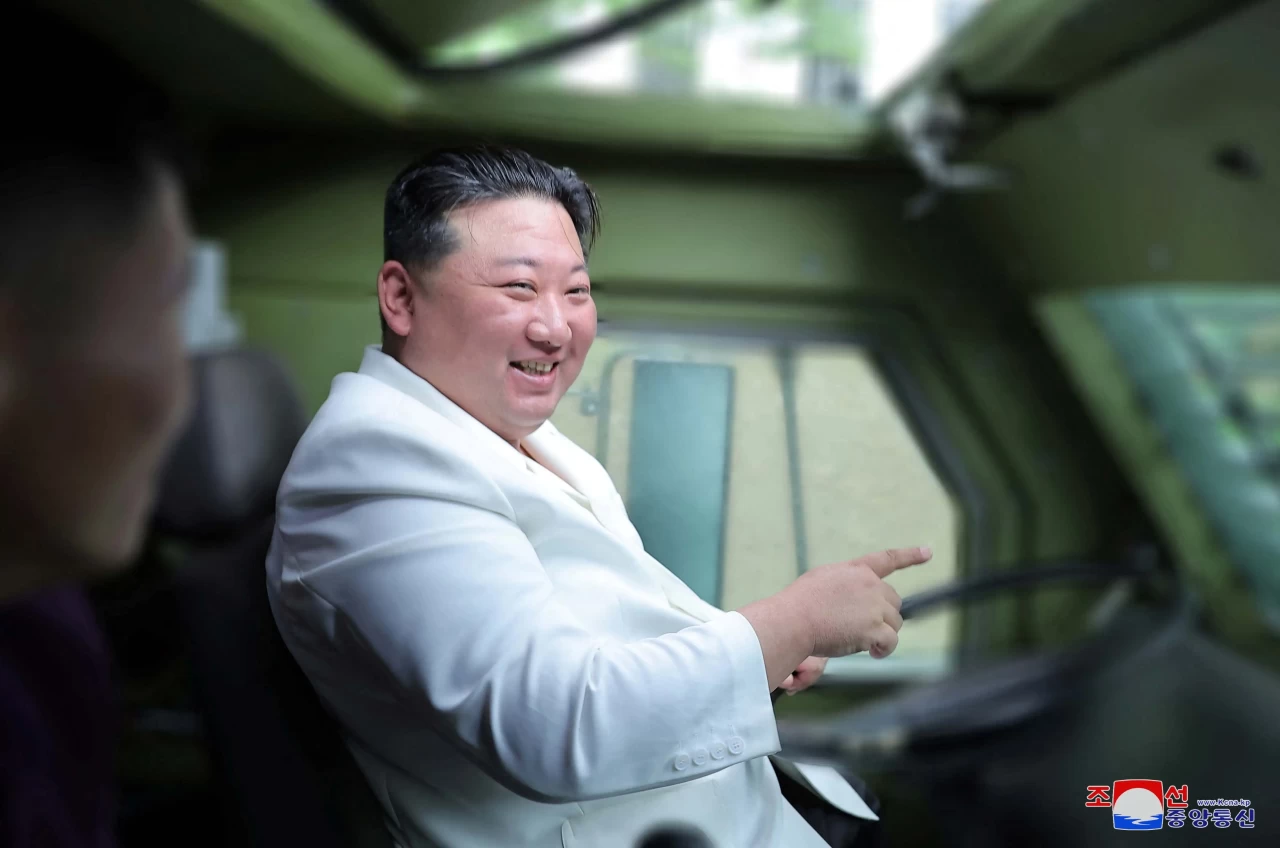 Kim Jong Un Cek Pabrik...