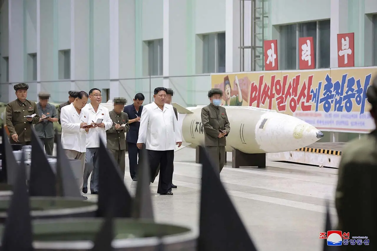 Kim Jong Un Cek Pabrik...
