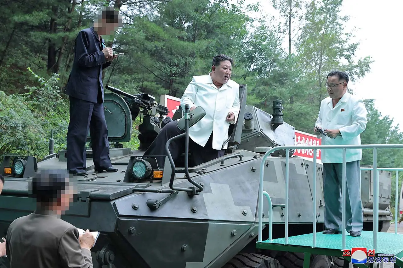 Kim Jong Un Cek Pabrik...