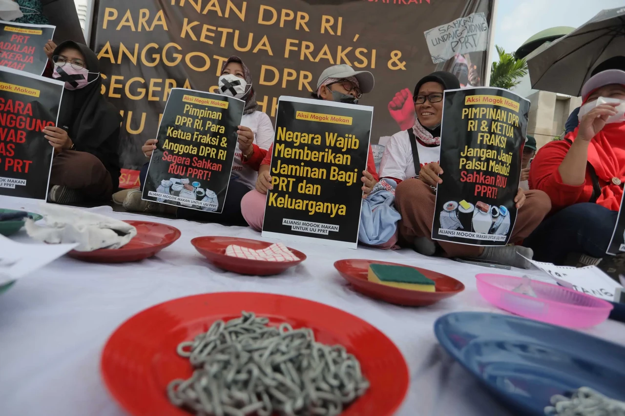Aksi Mogok Makan untuk...