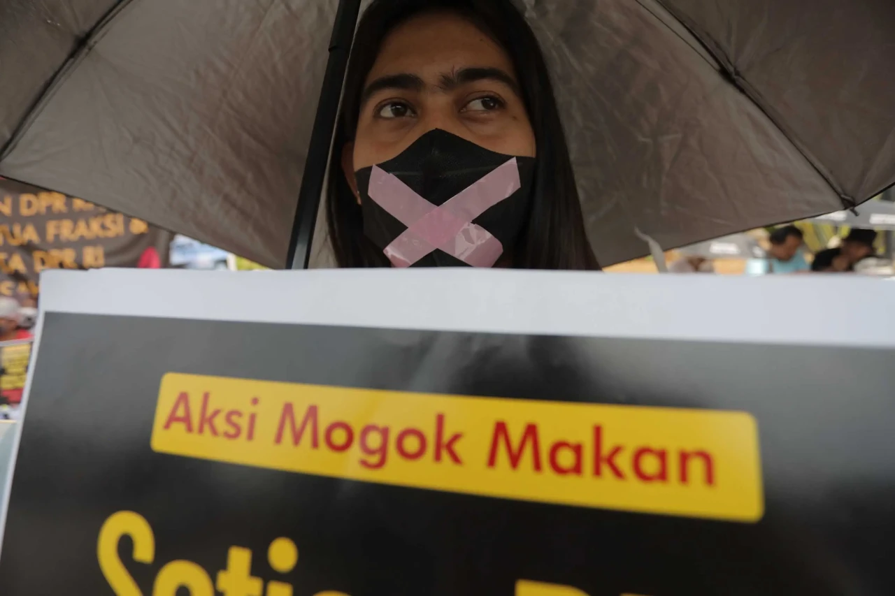 Aksi Mogok Makan untuk...
