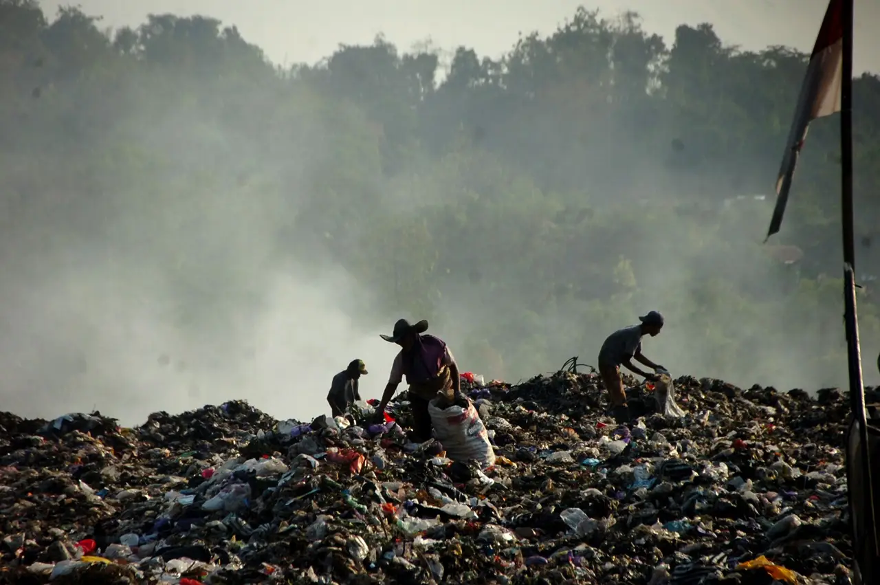 Sampah di TPA Desa Dermasuci...
