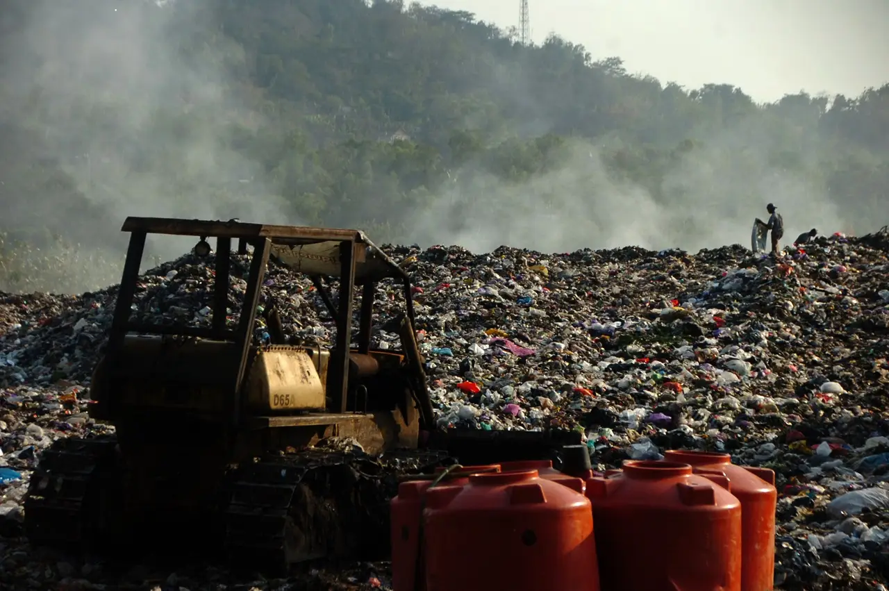 Sampah di TPA Desa Dermasuci...