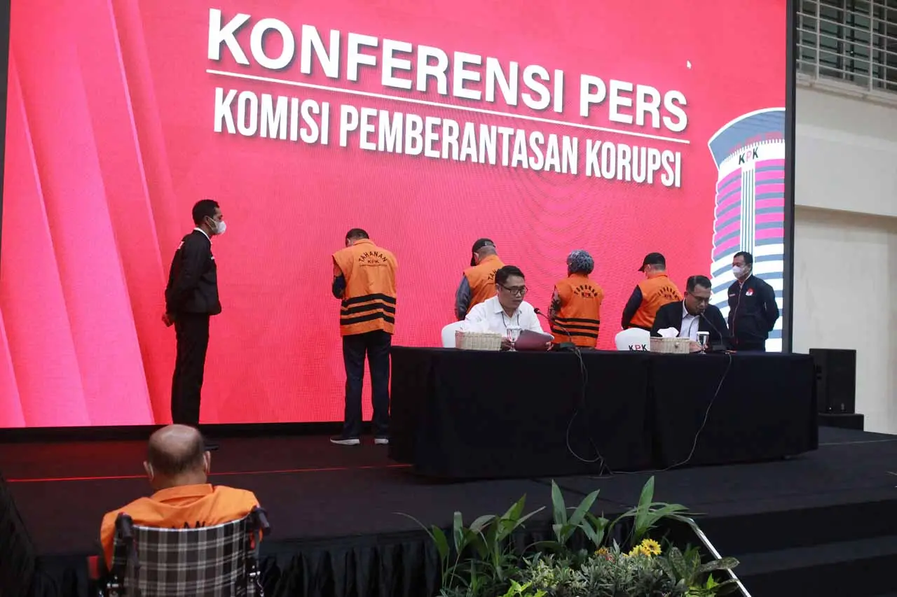 KPK Tahan Lima Orang...