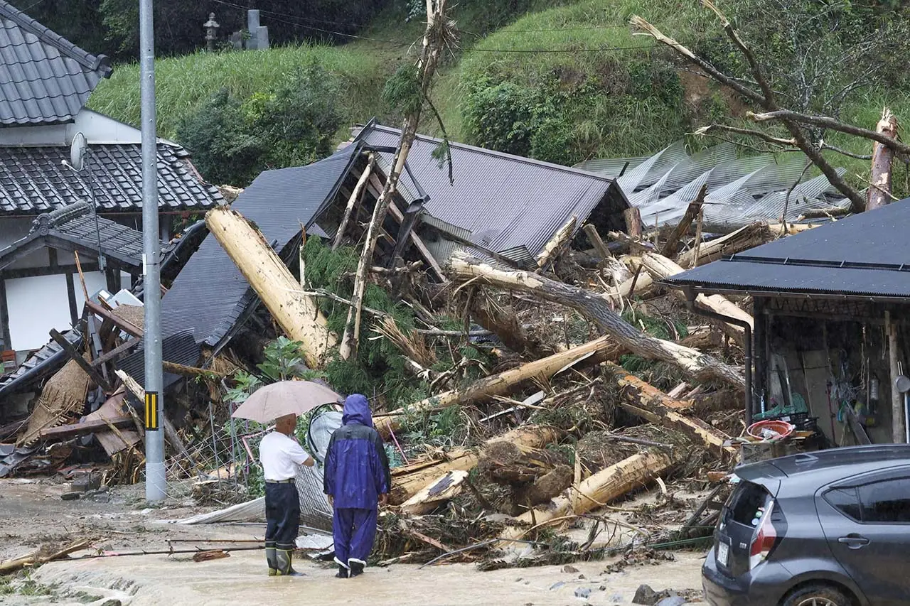 Topan Lan Hantam Jepang,...