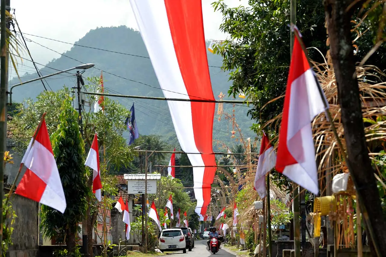 Pemasangan Bendera Sepanjang...