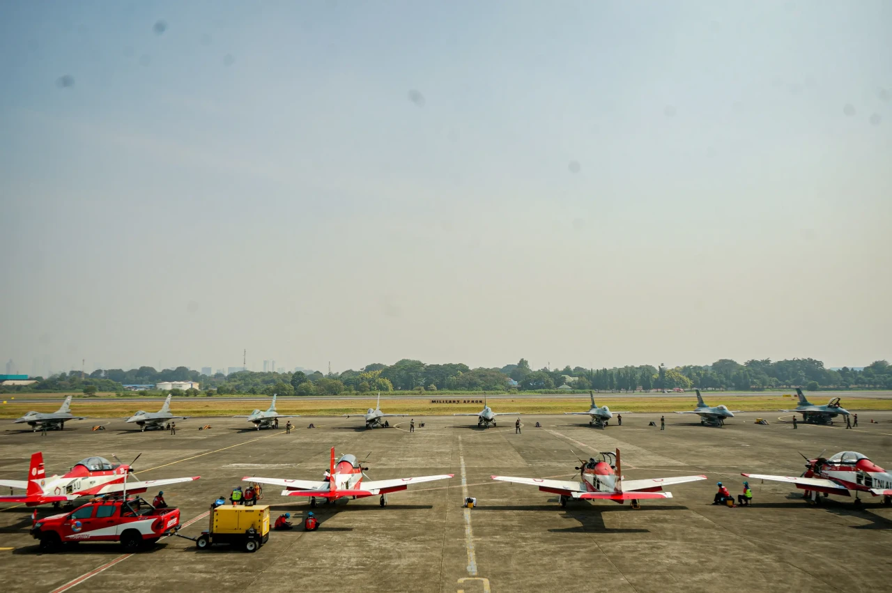 Melihat Persiapan Pesawat...