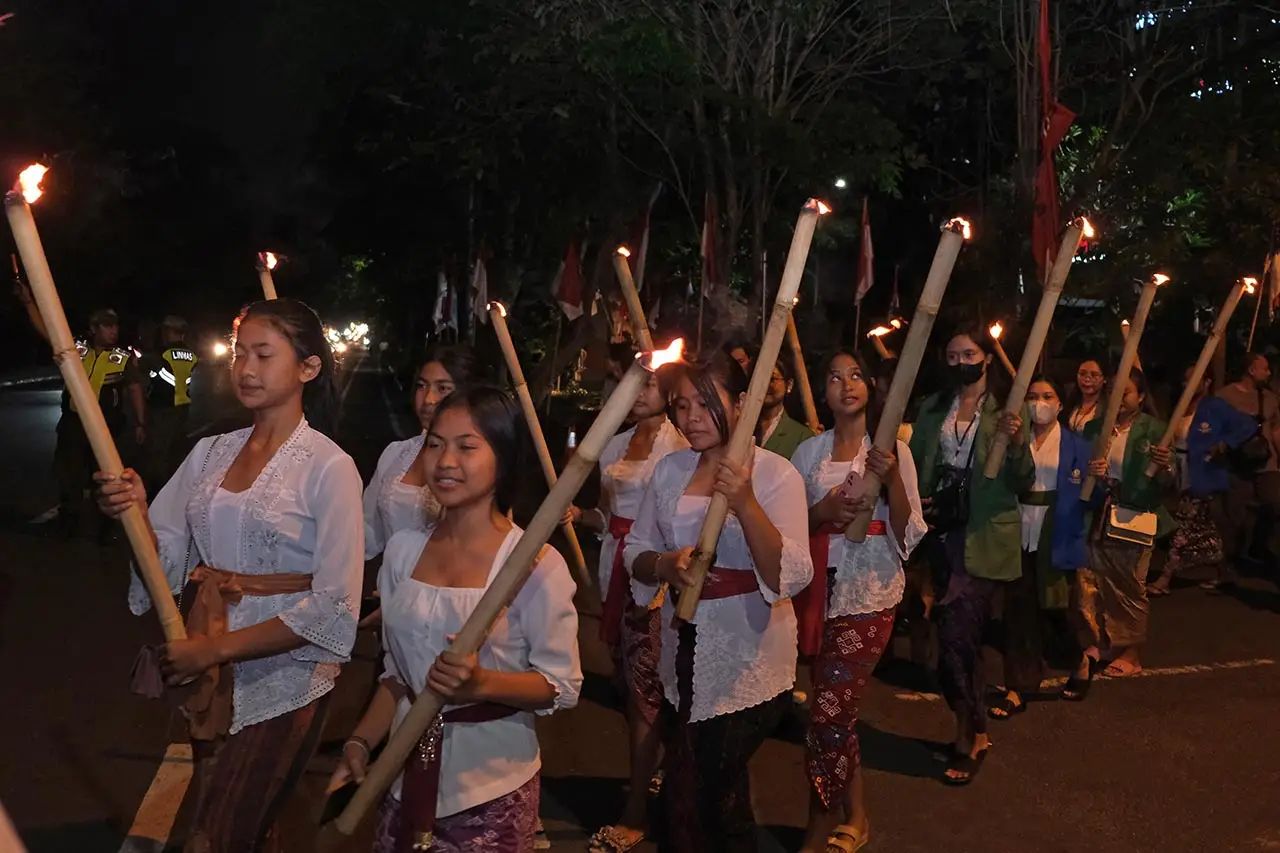 Ratusan Mahasiswa Bali...