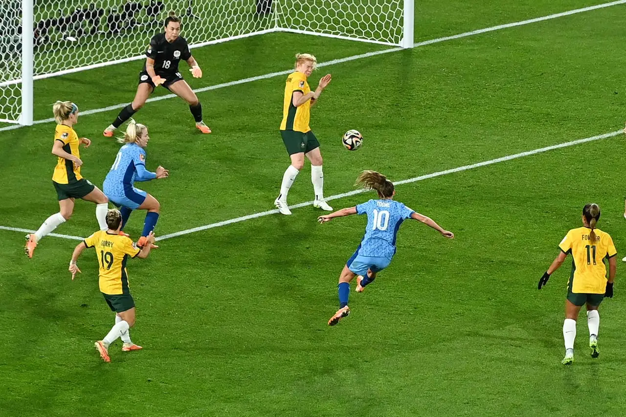 Inggris Tekuk Australia...