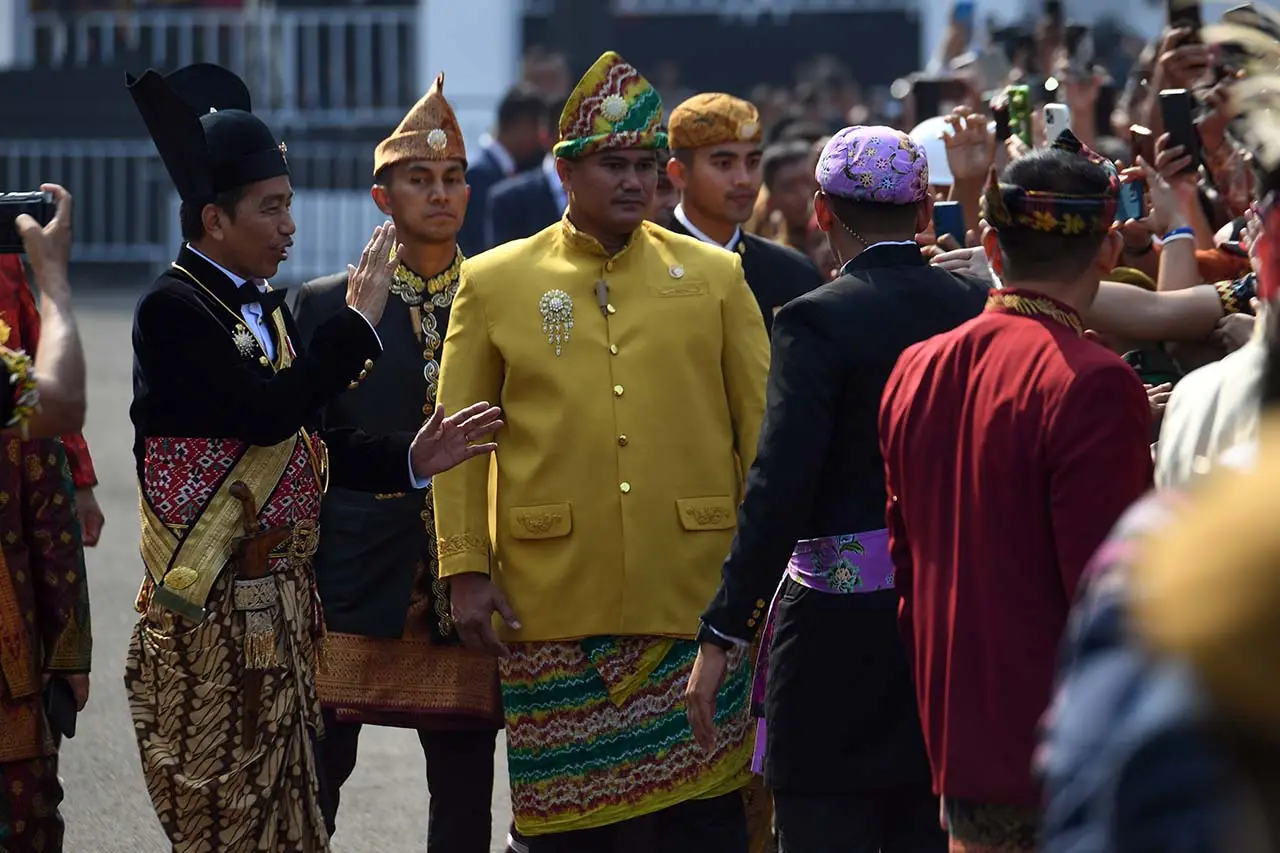 Presiden Jokowi Kenakan...