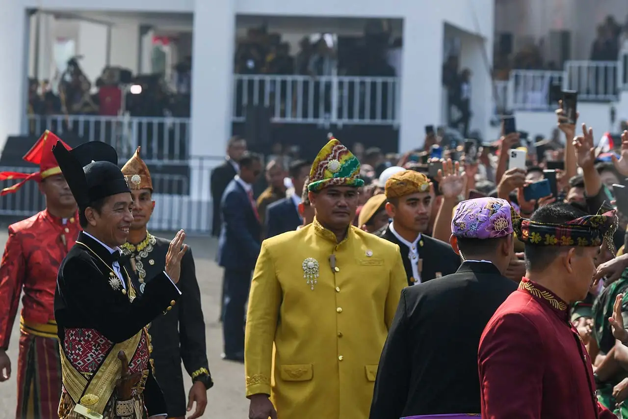 Presiden Jokowi Kenakan...