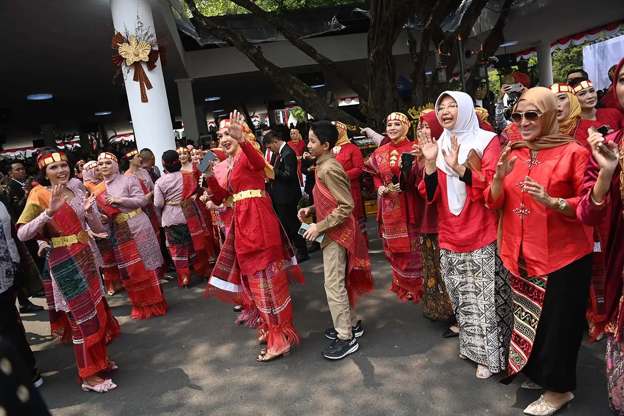 Putri Ariani Nyanyi...