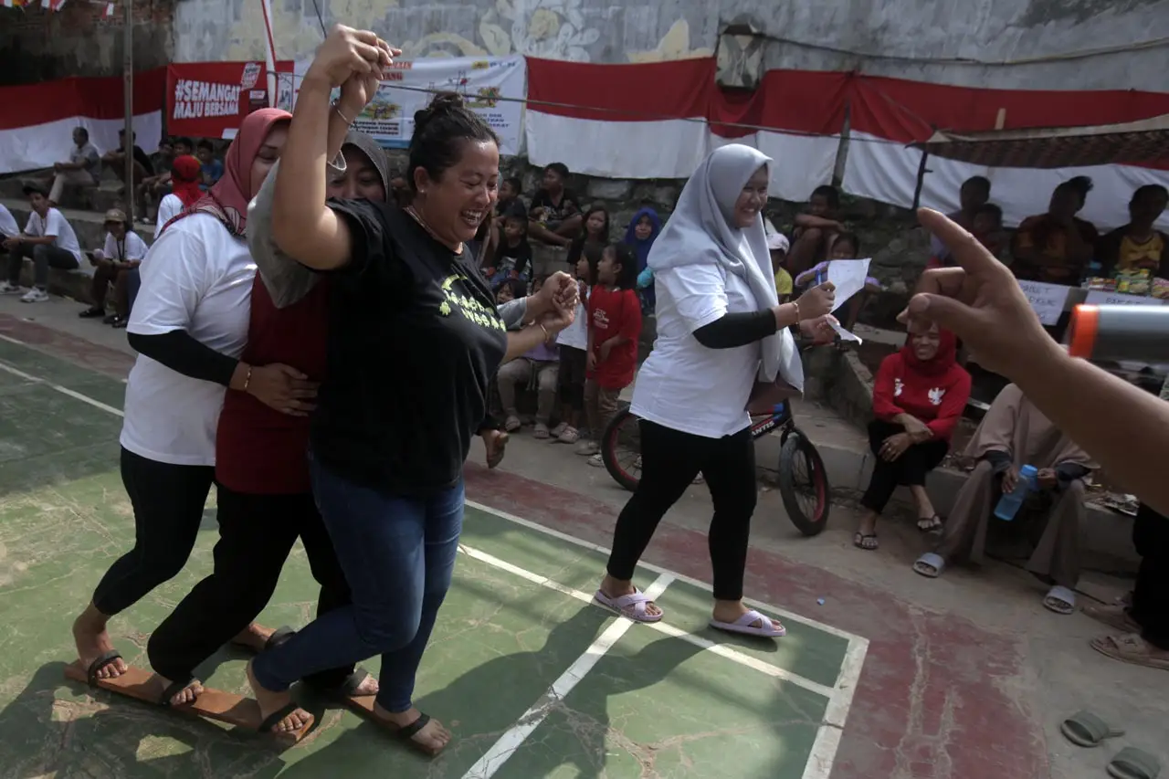 Kemeriahan Lomba 17...