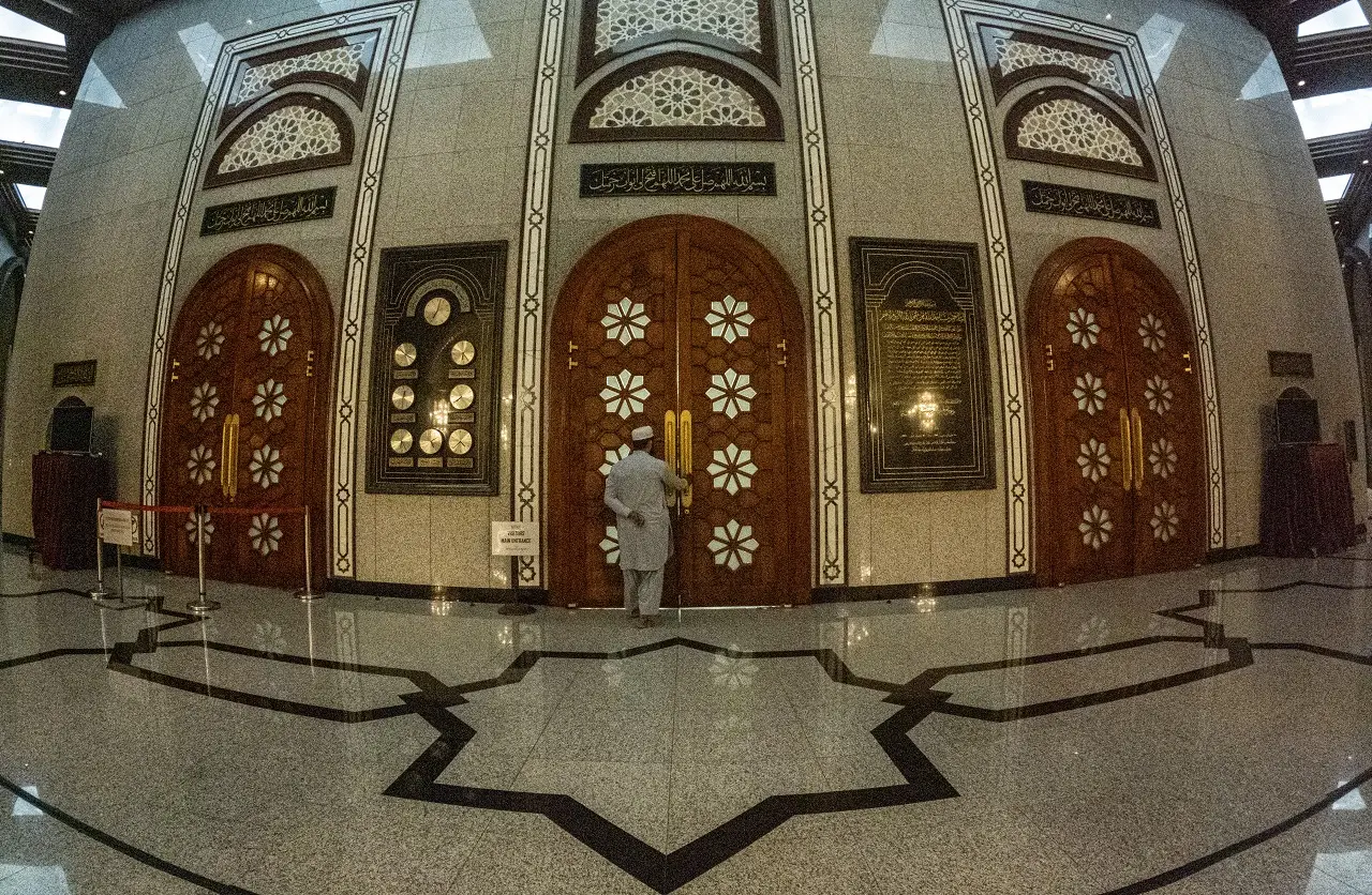 Melihat Kemegahan Masjid...