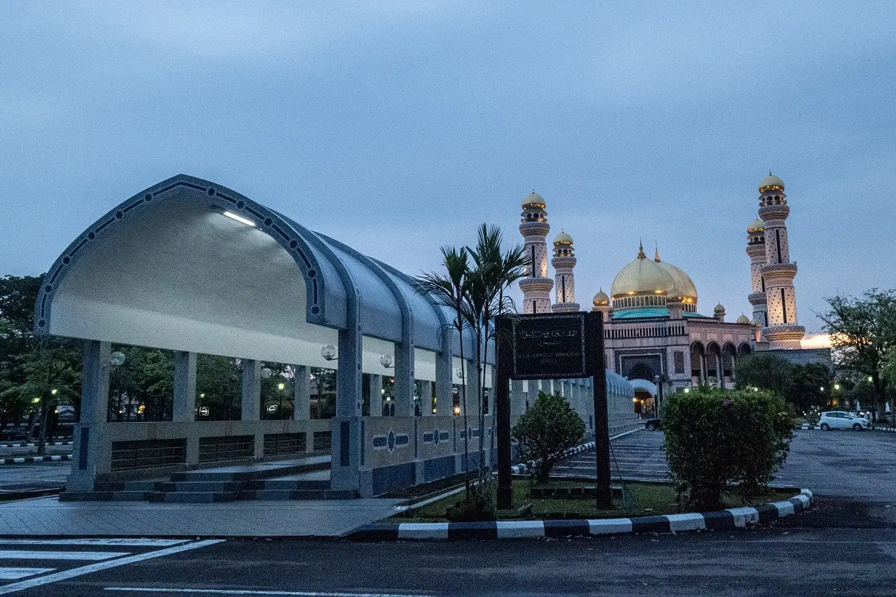 Melihat Kemegahan Masjid...