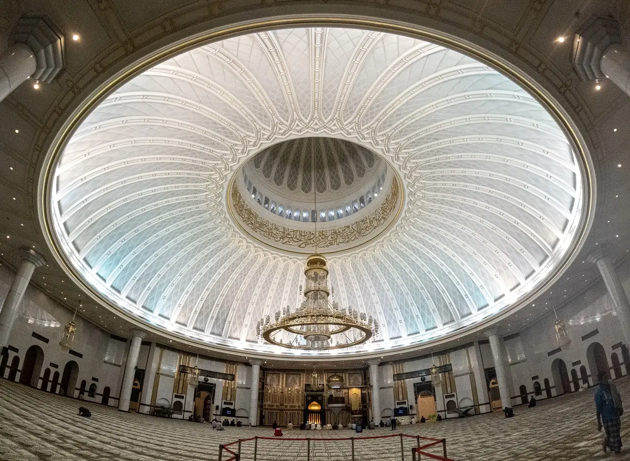 Melihat Kemegahan Masjid...