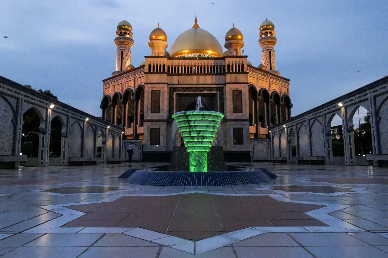 Melihat Kemegahan Masjid...