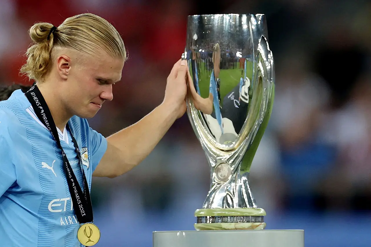 Man City Ukir Sejarah,...