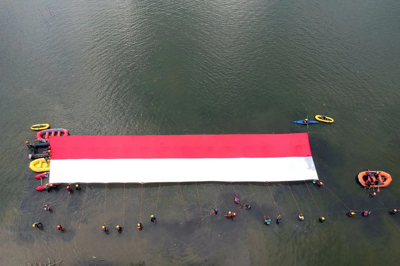 Pengibaran Bendera Merah...
