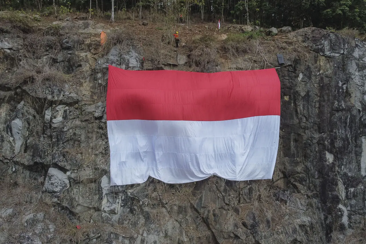 Pengibaran Bendera Merah...
