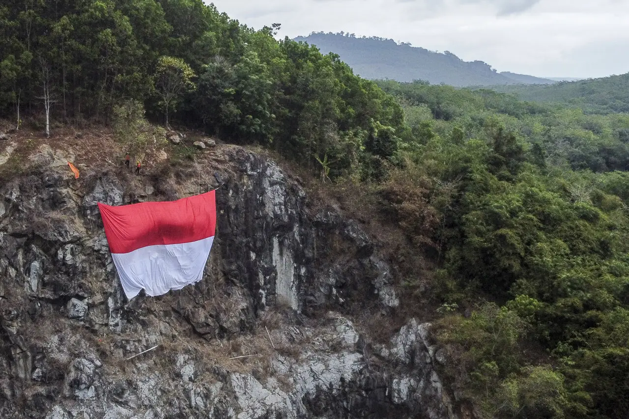 Pengibaran Bendera Merah...