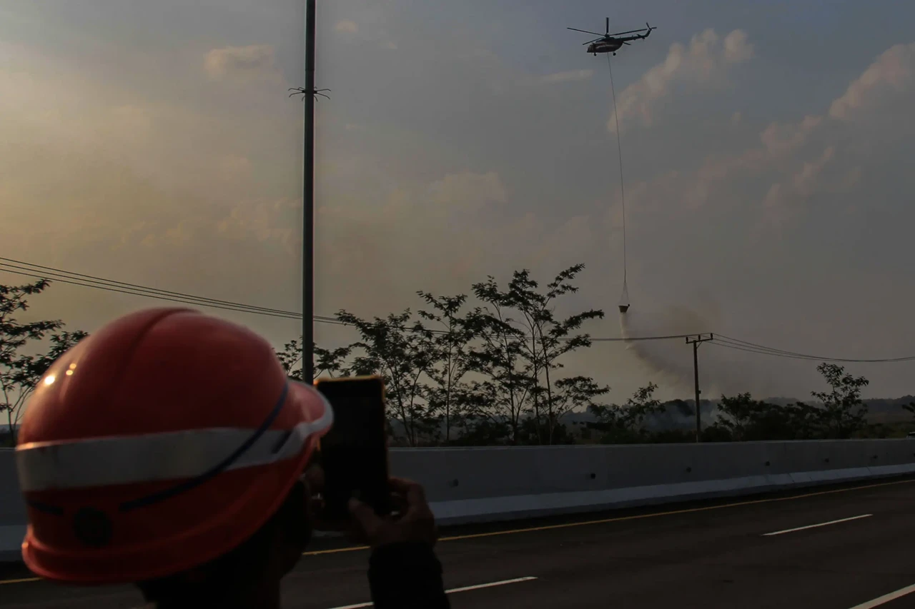 Heli Water Bombing Padamkan...
