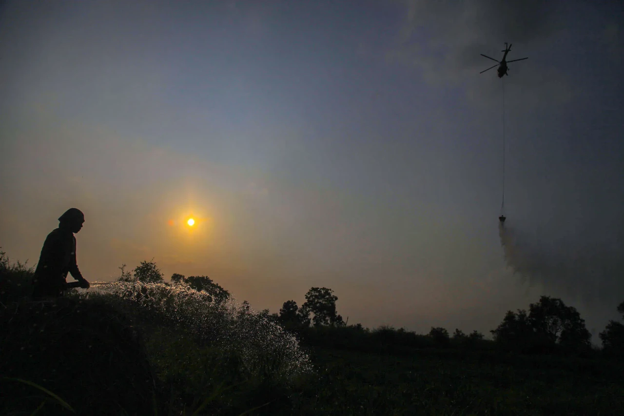 Heli Water Bombing Padamkan...