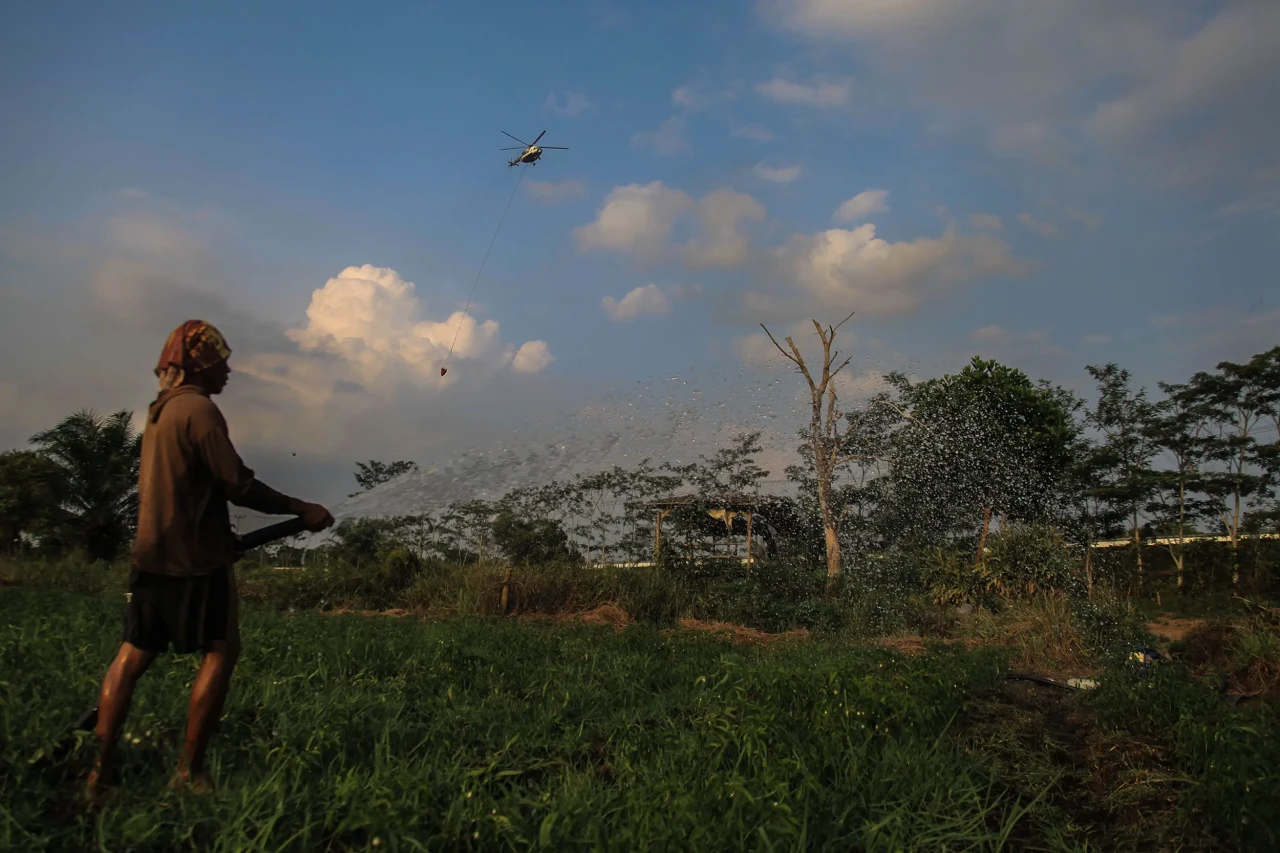 Heli Water Bombing Padamkan...