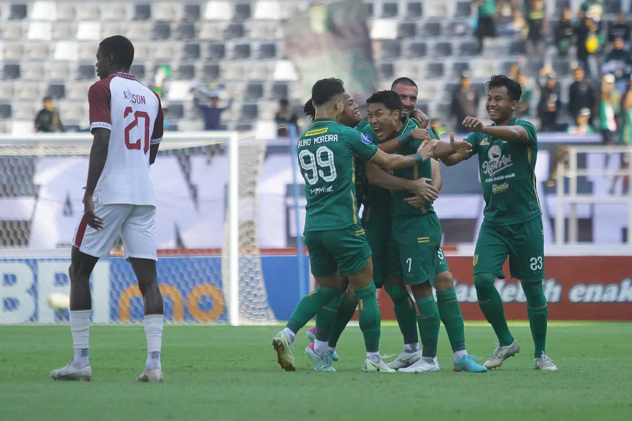 Persebaya Surabaya Kalahkan...