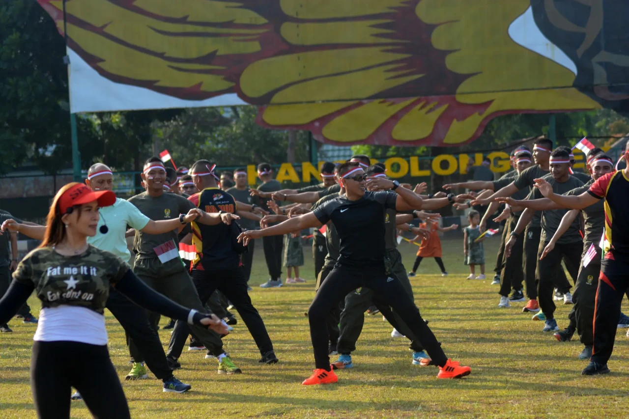 Potret Kebersamaan TNI-Masyarakat...