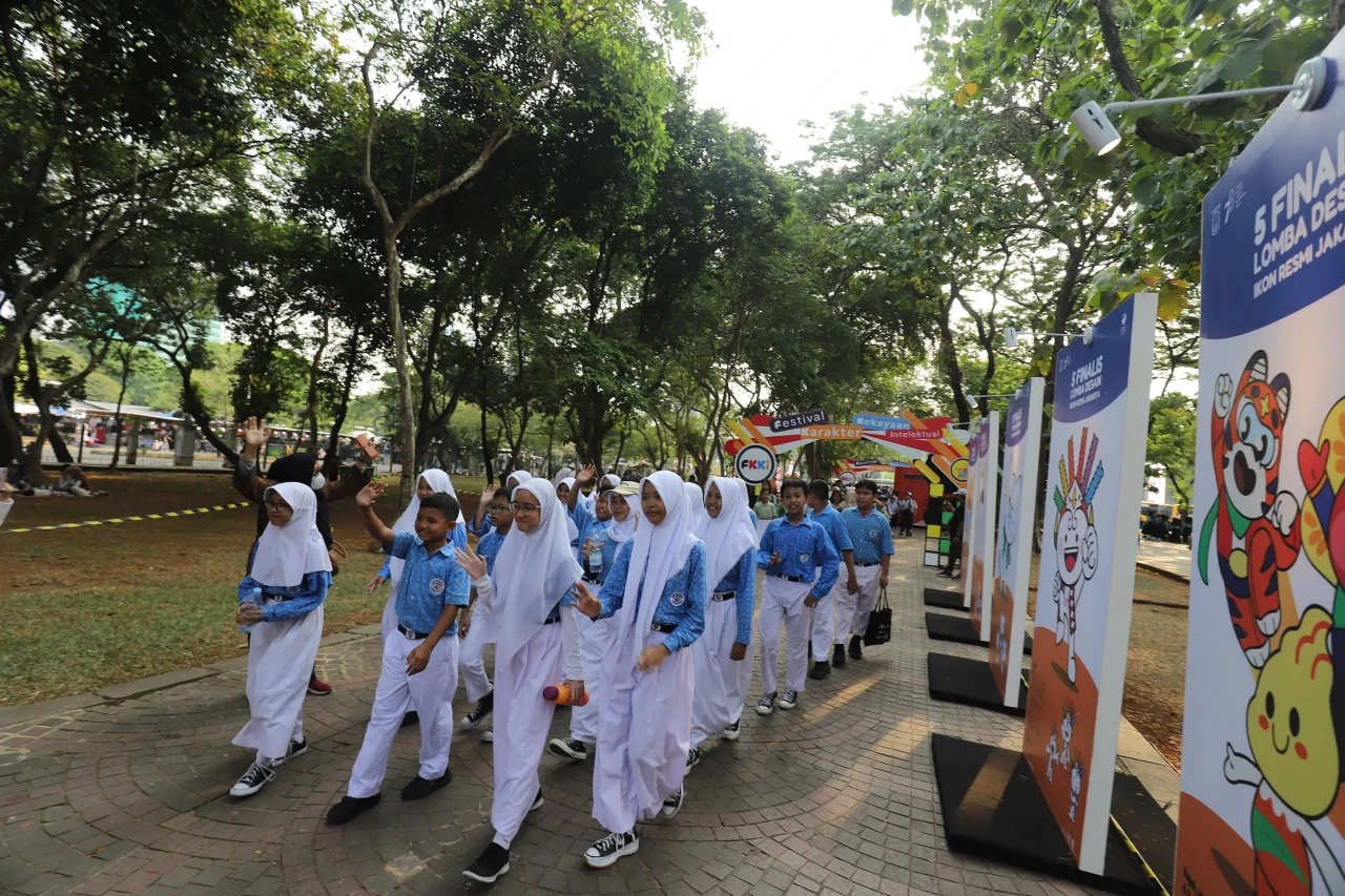 Mengunjungi Festival...