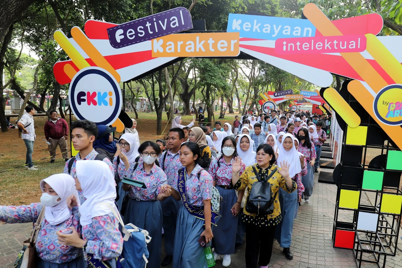 Mengunjungi Festival...