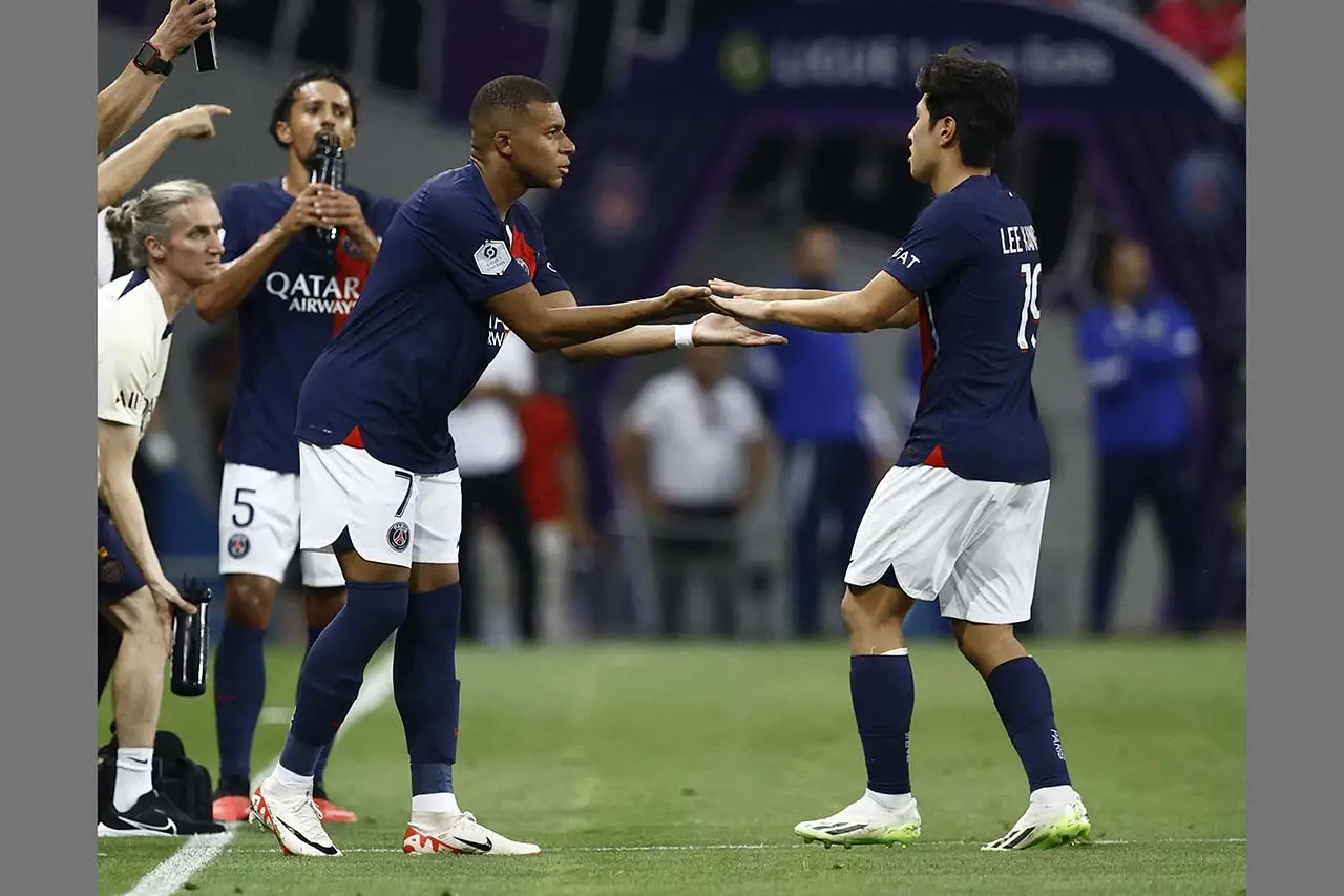 PSG Maafkan Mbappe,...