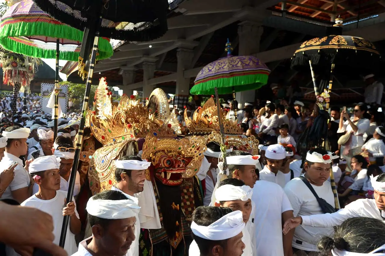 Tradisi Ngerebong di...