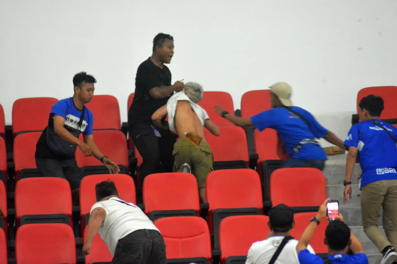 Kericuhan Suporter Warnai...
