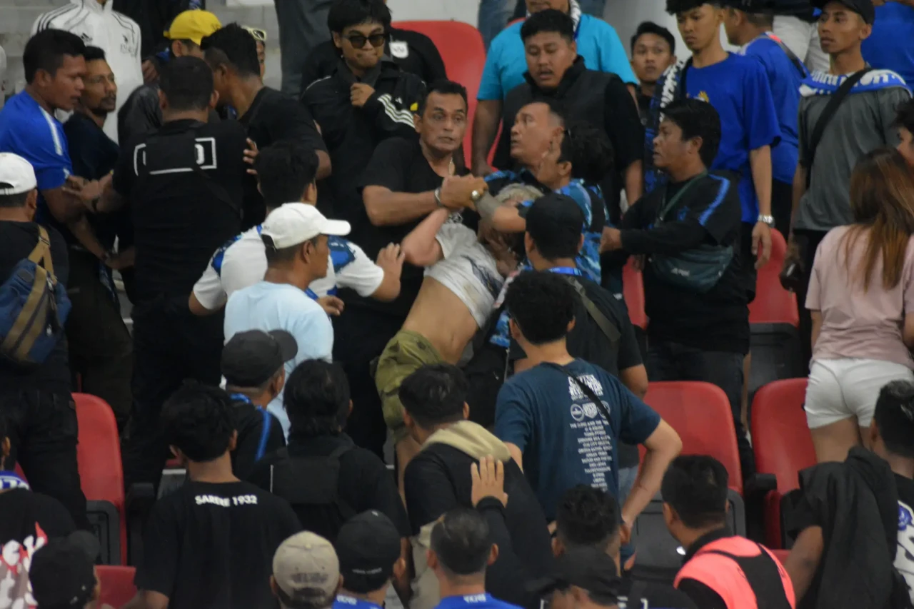 Kericuhan Suporter Warnai...