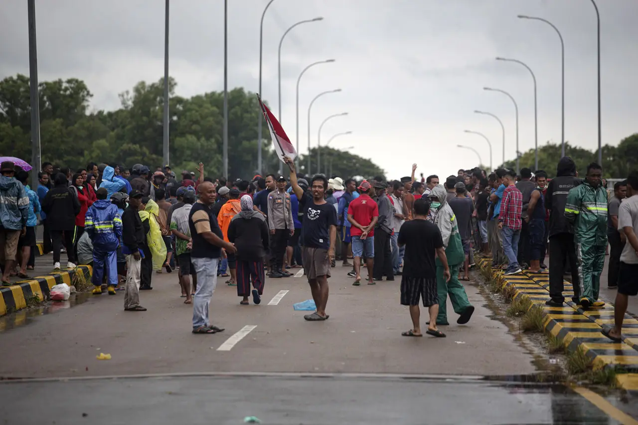 Warga Blokir Jalan Pulau...