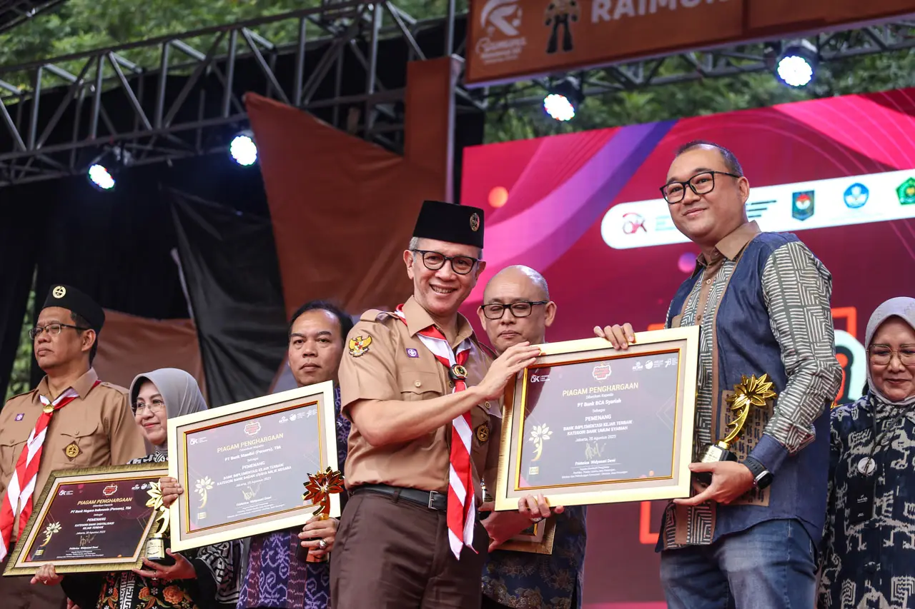 OJK Gelar Peringatan...