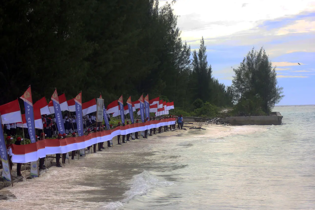 Pengibaran Bendera Merah...