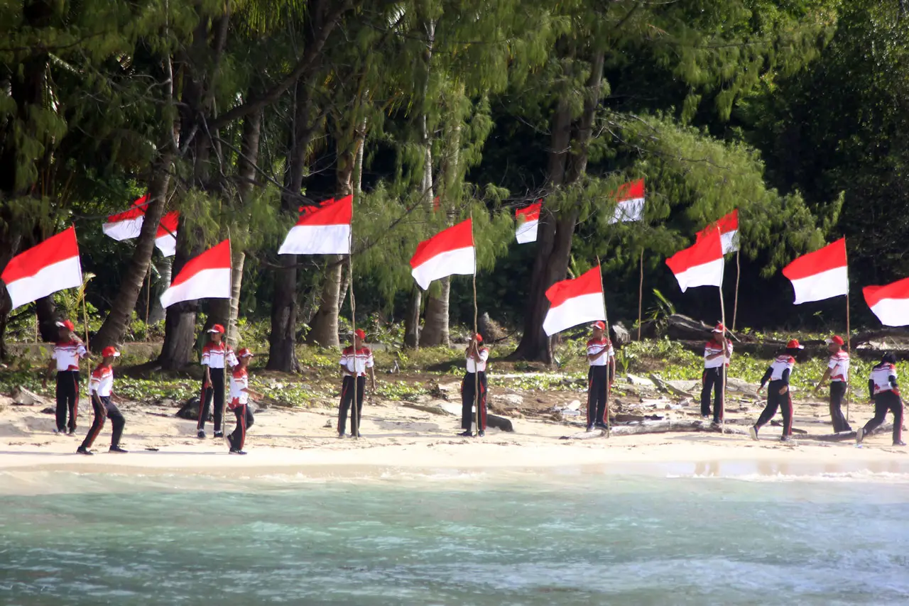 Pengibaran Bendera Merah...