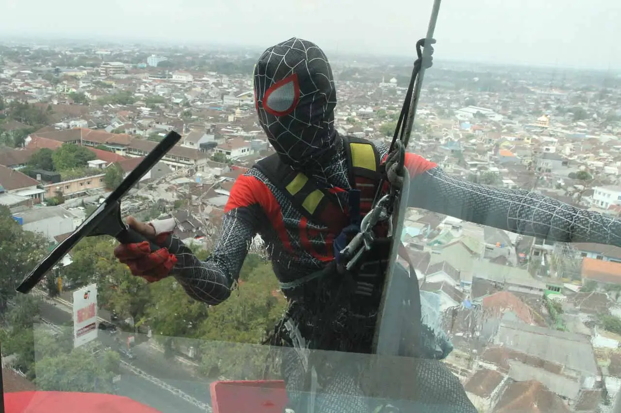 Aksi Spiderman Bersihkan...